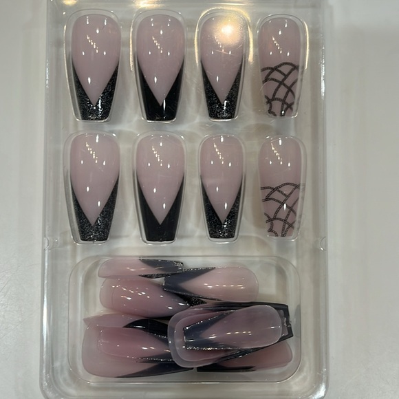 24 piece Pink and Black Press on Nails - Picture 5 of 10